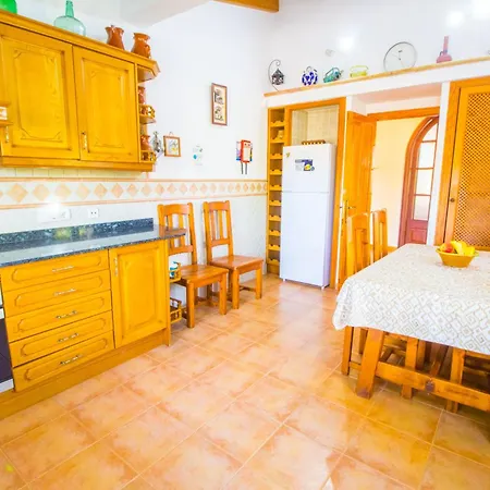 Дом отдыха Sunny With Private Pool, Ac And Wifi Поланко