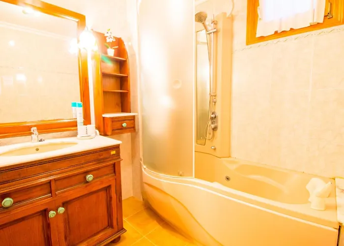 Sunny With Private Pool, Ac And Wifi Hébergement de vacances