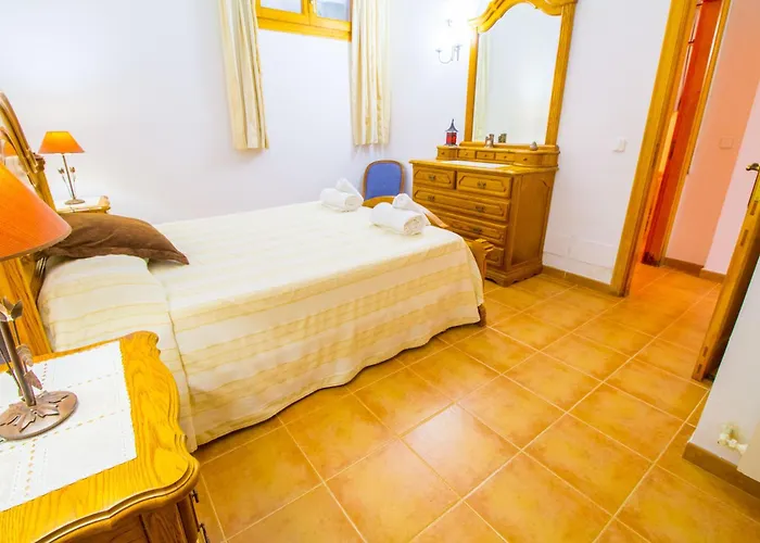 Sunny With Private Pool, Ac And Wifi Holiday home